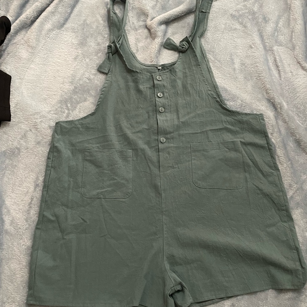 Super cute romper.